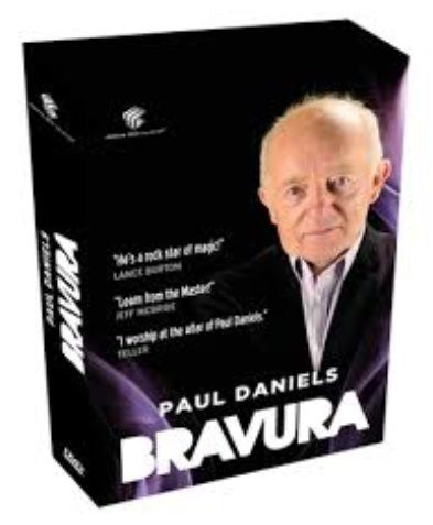 Paul Daniels est l’un des magiciens les plus importants au monde. Une star de la scène et de la télévision.Il révèle aujourd’hui en DVD le numéro professionnel qui est véritablement sa marque de fabrique dans l’histoire de la magie.